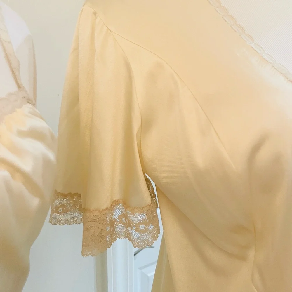 VANITY FAIR VINTAGE IVORY NIGHTGOWN SET SIZE SMALL